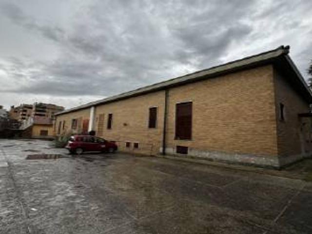 Locale Commerciale in affitto a Meda, Lombardia