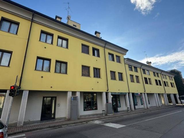 Locale Commerciale in affitto a Meda, Lombardia