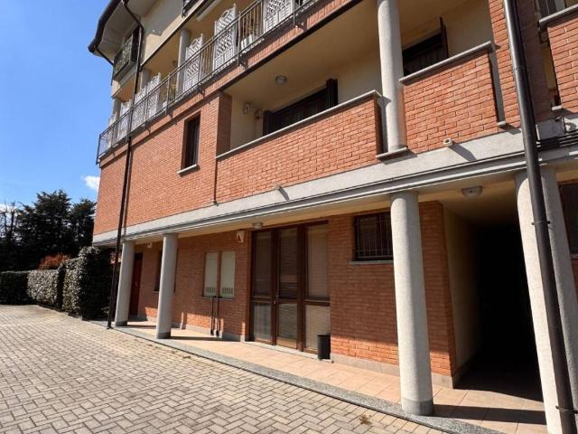 Locale Commerciale in affitto a Meda, Lombardia