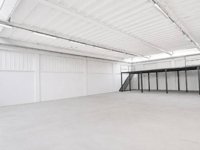 Locale Commerciale in affitto a Meda, Lombardia