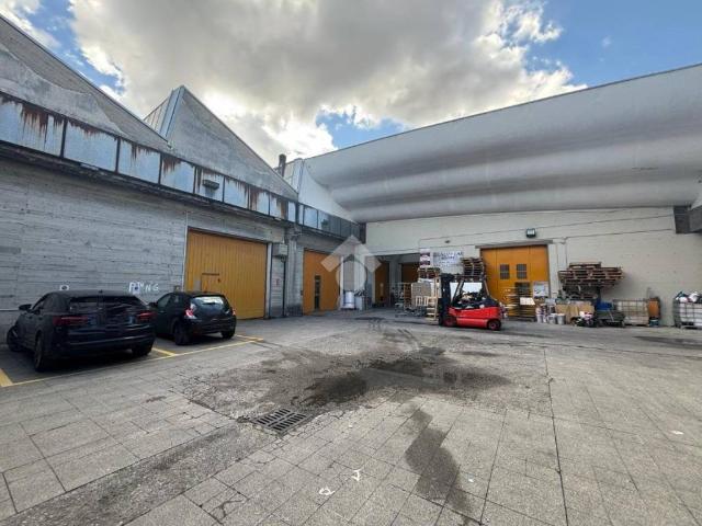 Locale Commerciale in affitto a Meda, Lombardia