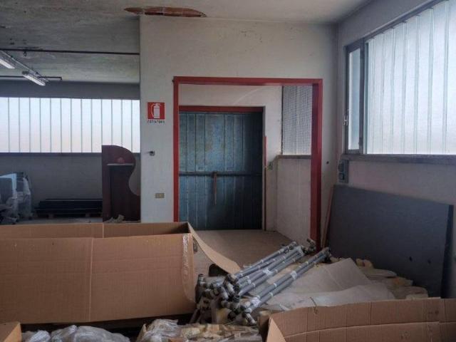 Locale Commerciale in affitto a Meda, Lombardia