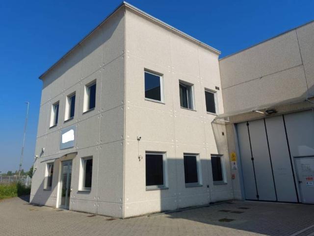 Locale Commerciale in affitto a Cascina Saresano, Mediglia