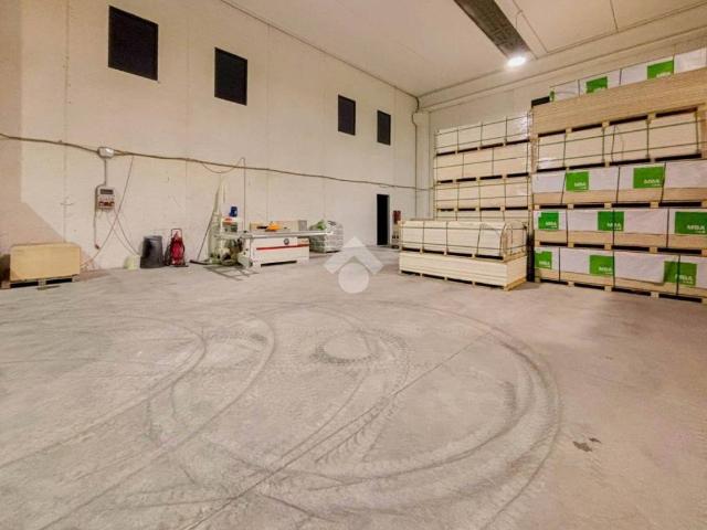 Locale Commerciale in affitto a Medolago, Lombardia