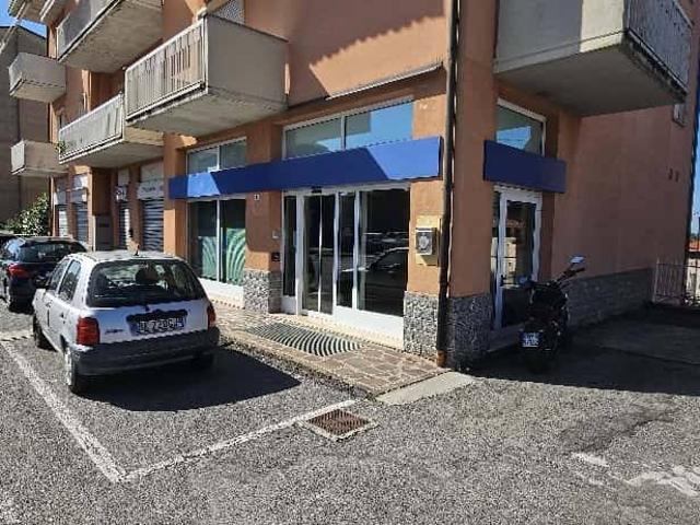 Locale Commerciale in affitto a Medolago, Lombardia