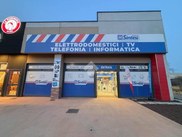 Locale Commerciale in affitto a Medolago, Lombardia