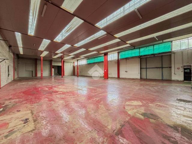 Locale Commerciale in affitto a Medolago, Lombardia
