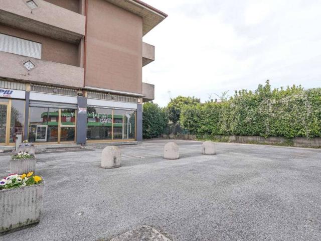 Locale Commerciale in affitto a Medolago, Lombardia