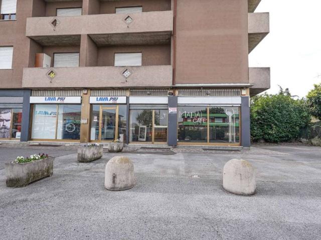 Locale Commerciale in affitto a Medolago, Lombardia
