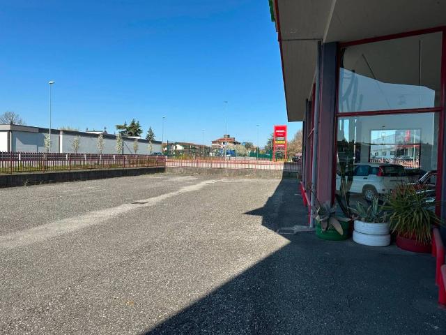 Locale Commerciale in affitto a Medolago, Lombardia