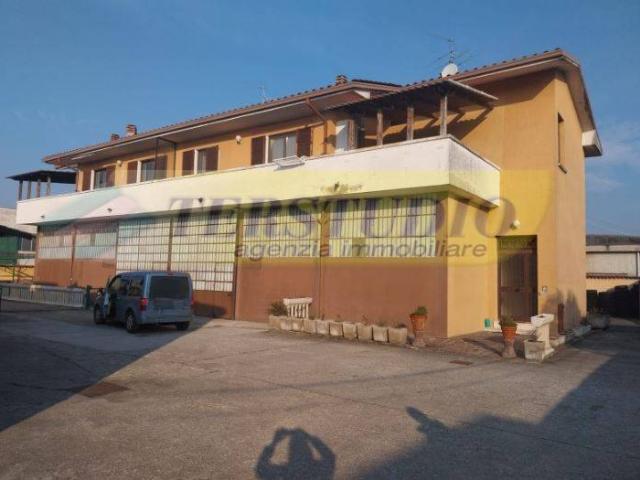 Locale Commerciale in affitto a Medolago, Lombardia