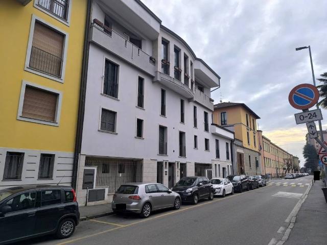 Locale Commerciale in affitto a Melegnano, Lombardia