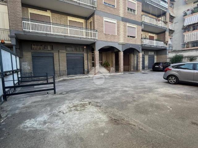 Locale Commerciale in affitto a Rione 219, Melito Di Napoli