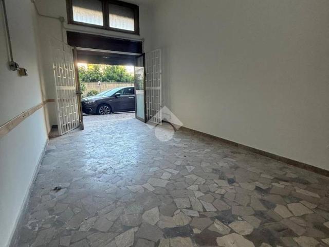 Locale Commerciale in affitto a Rione 219, Melito Di Napoli