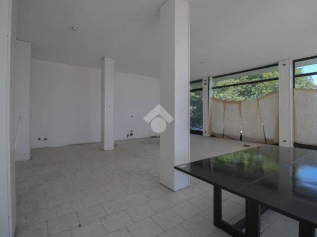 Locale Commerciale in affitto a Melzo, Lombardia