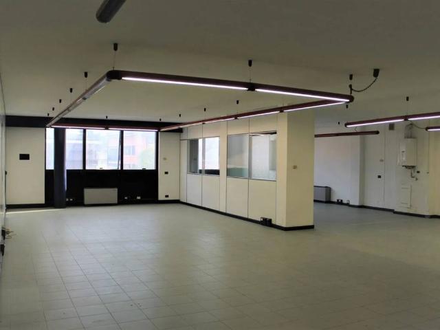 Locale Commerciale in affitto a Melzo, Lombardia