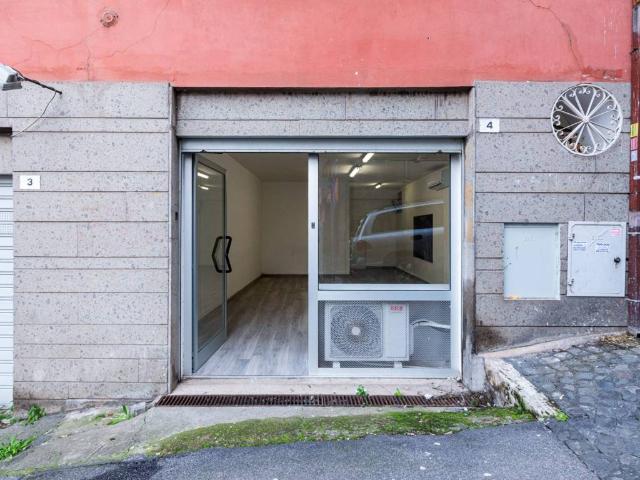 Locale Commerciale in affitto a Monte San Salvatore, Roma Capitale