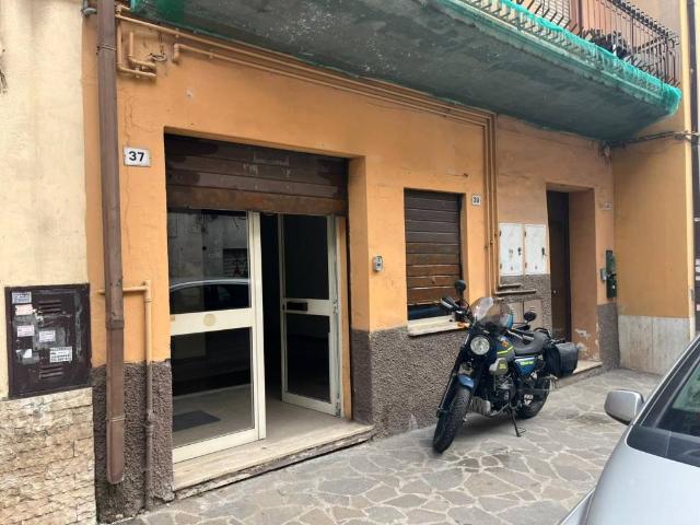 Locale Commerciale in affitto a Monte San Salvatore, Roma Capitale