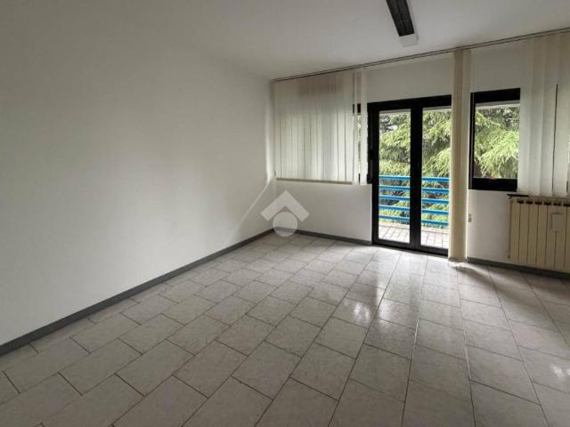 Locale Commerciale in affitto a Pagnano, Merate