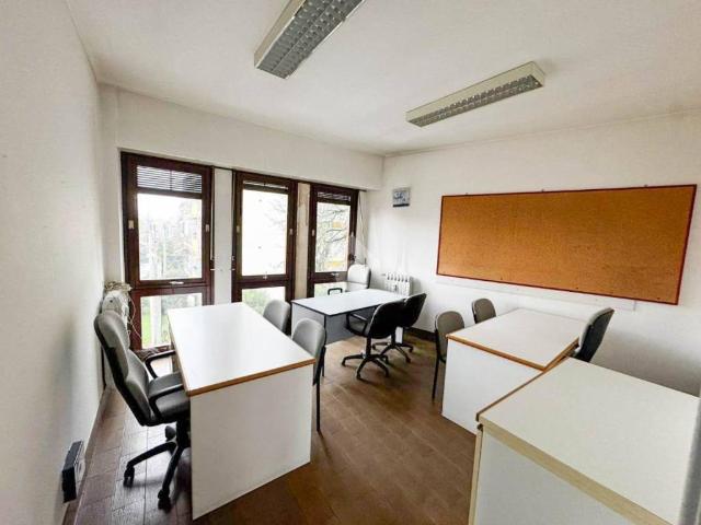 Locale Commerciale in affitto a Novate Brianza, Merate