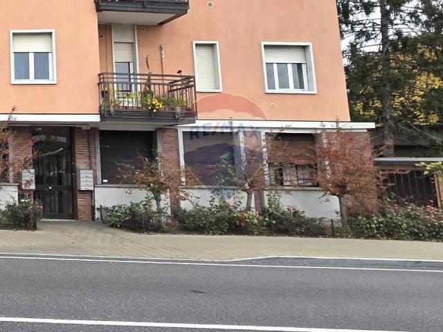 Locale Commerciale in affitto a Novate Brianza, Merate