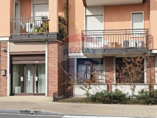 Locale Commerciale in affitto a Novate Brianza, Merate