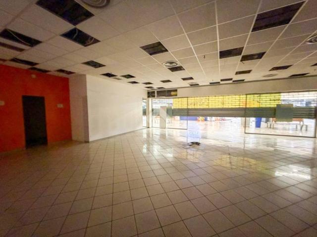 Locale Commerciale in affitto a Novate Brianza, Merate