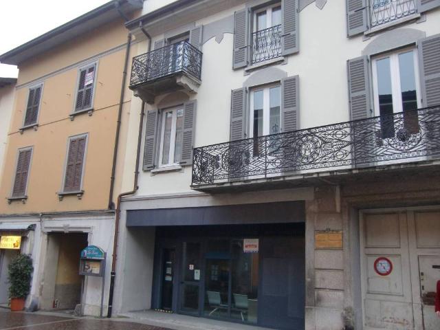 Locale Commerciale in affitto a Novate Brianza, Merate