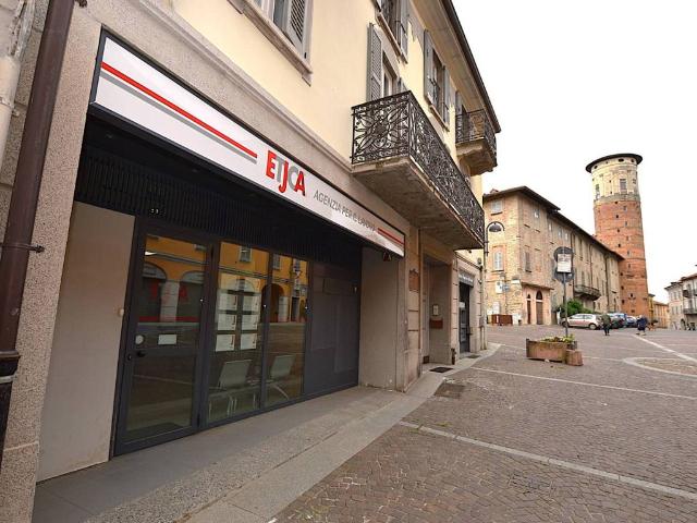 Locale Commerciale in affitto a Novate Brianza, Merate