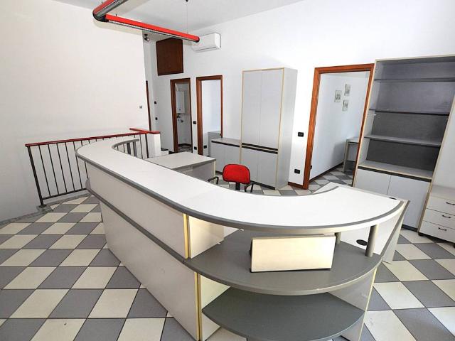 Locale Commerciale in affitto a Pagnano, Merate