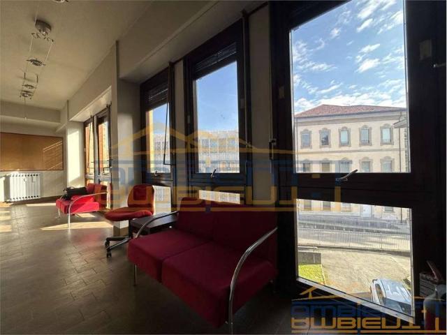 Locale Commerciale in affitto a Novate Brianza, Merate