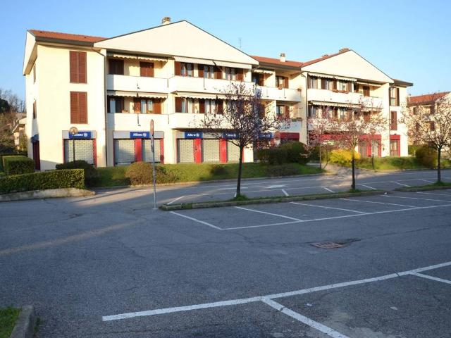 Locale Commerciale in affitto a Novate Brianza, Merate