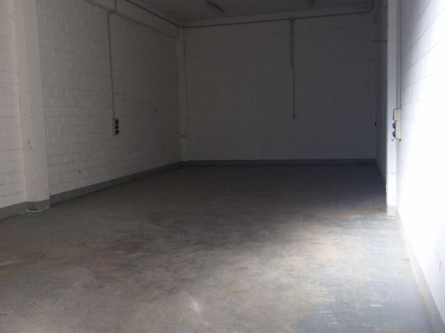 Locale Commerciale in affitto a Pagnano, Merate