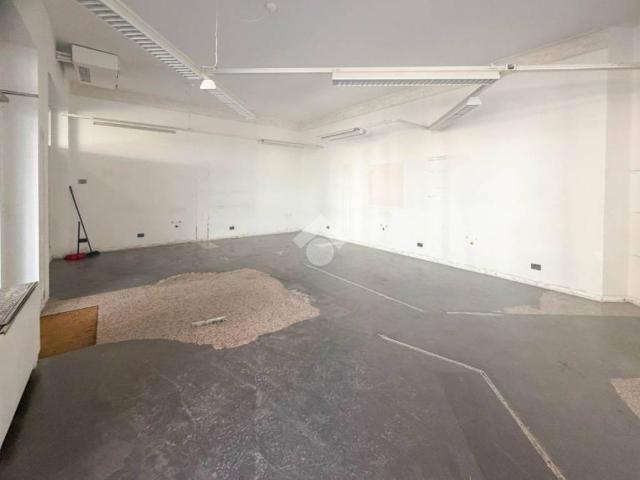 Locale Commerciale in affitto a Novate Brianza, Merate