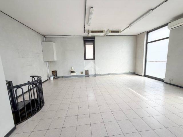 Locale Commerciale in affitto a Pagnano, Merate