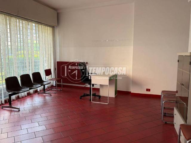 Locale Commerciale in affitto a Novate Brianza, Merate