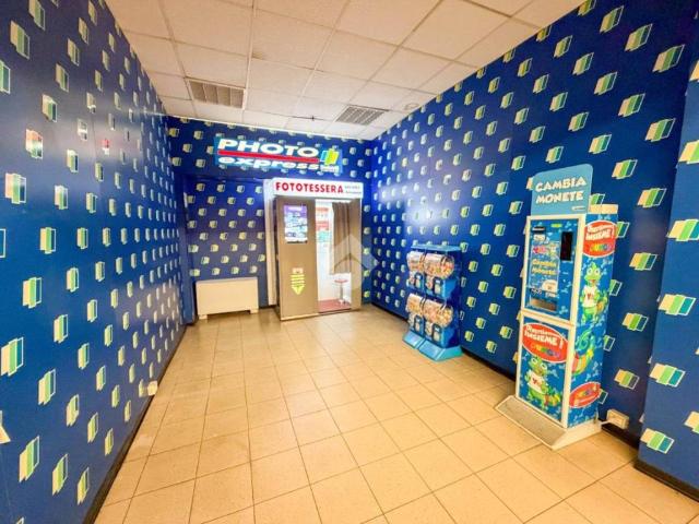 Locale Commerciale in affitto a Novate Brianza, Merate