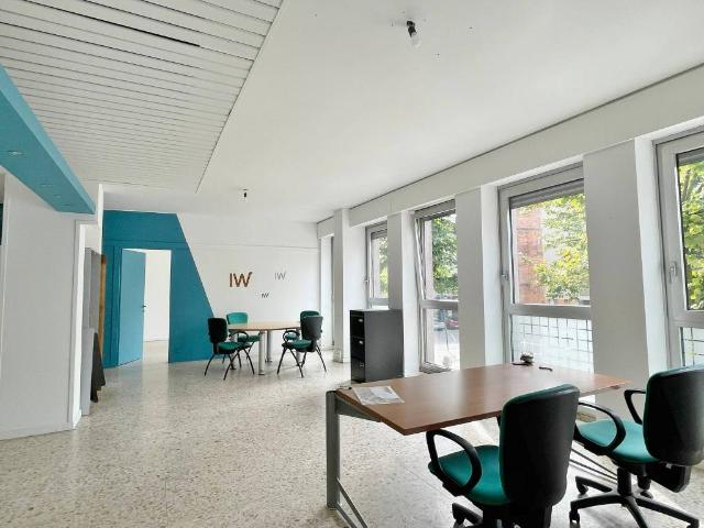 Locale Commerciale in affitto a Novate Brianza, Merate