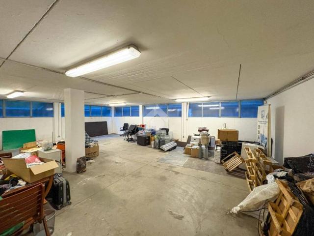 Locale Commerciale in affitto a Novate Brianza, Merate