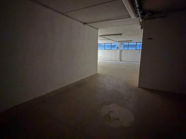 Locale Commerciale in affitto a Novate Brianza, Merate