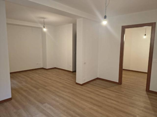 Locale Commerciale in affitto a Novate Brianza, Merate