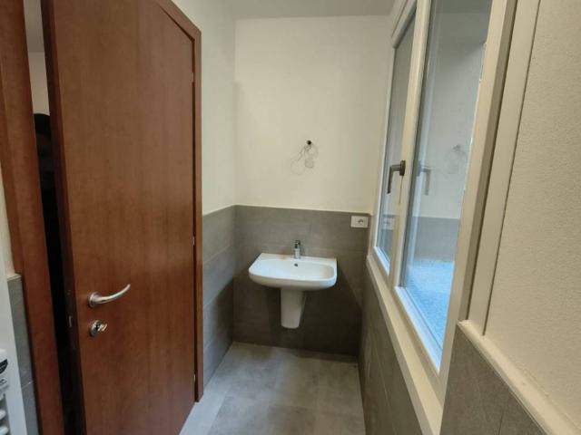Locale Commerciale in affitto a Novate Brianza, Merate
