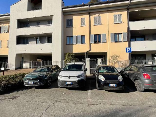 Locale Commerciale in affitto a Sabbioncello, Merate