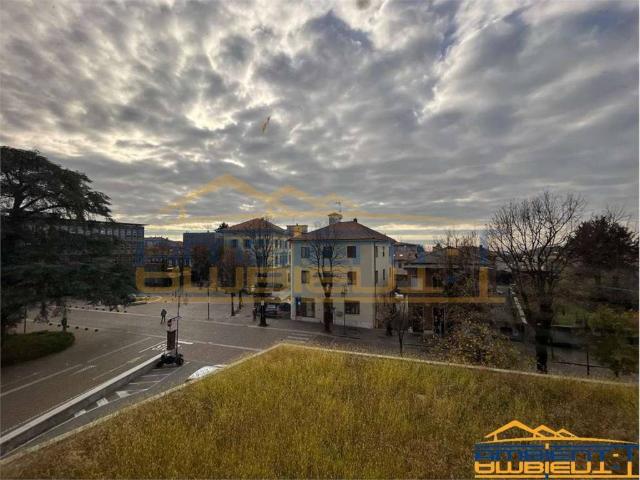 Locale Commerciale in affitto a Novate Brianza, Merate