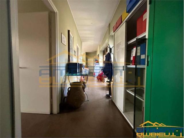 Locale Commerciale in affitto a Novate Brianza, Merate