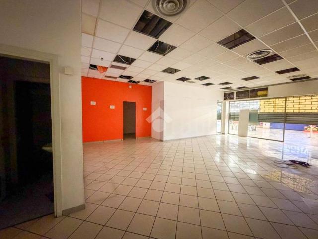 Locale Commerciale in affitto a Novate Brianza, Merate