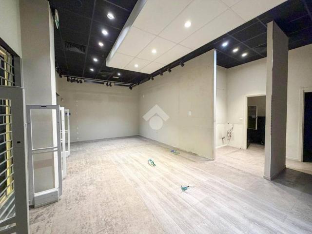 Locale Commerciale in affitto a Novate Brianza, Merate