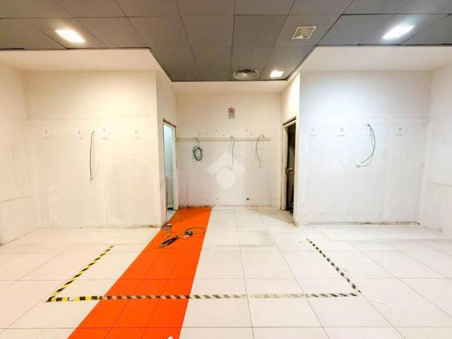Locale Commerciale in affitto a Novate Brianza, Merate