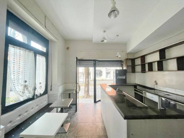 Locale Commerciale in affitto a Novate Brianza, Merate