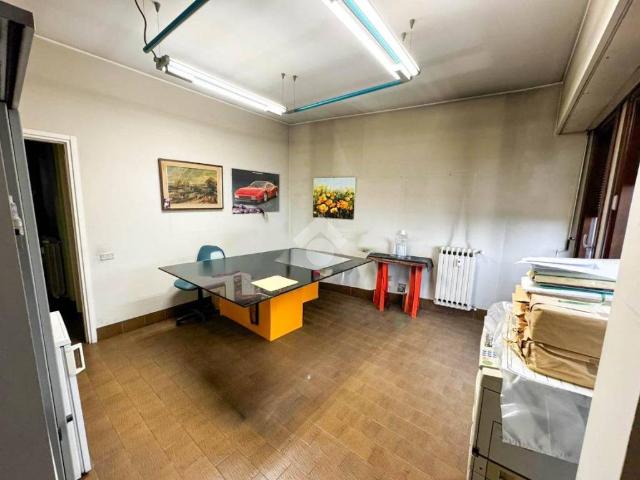 Locale Commerciale in affitto a Novate Brianza, Merate